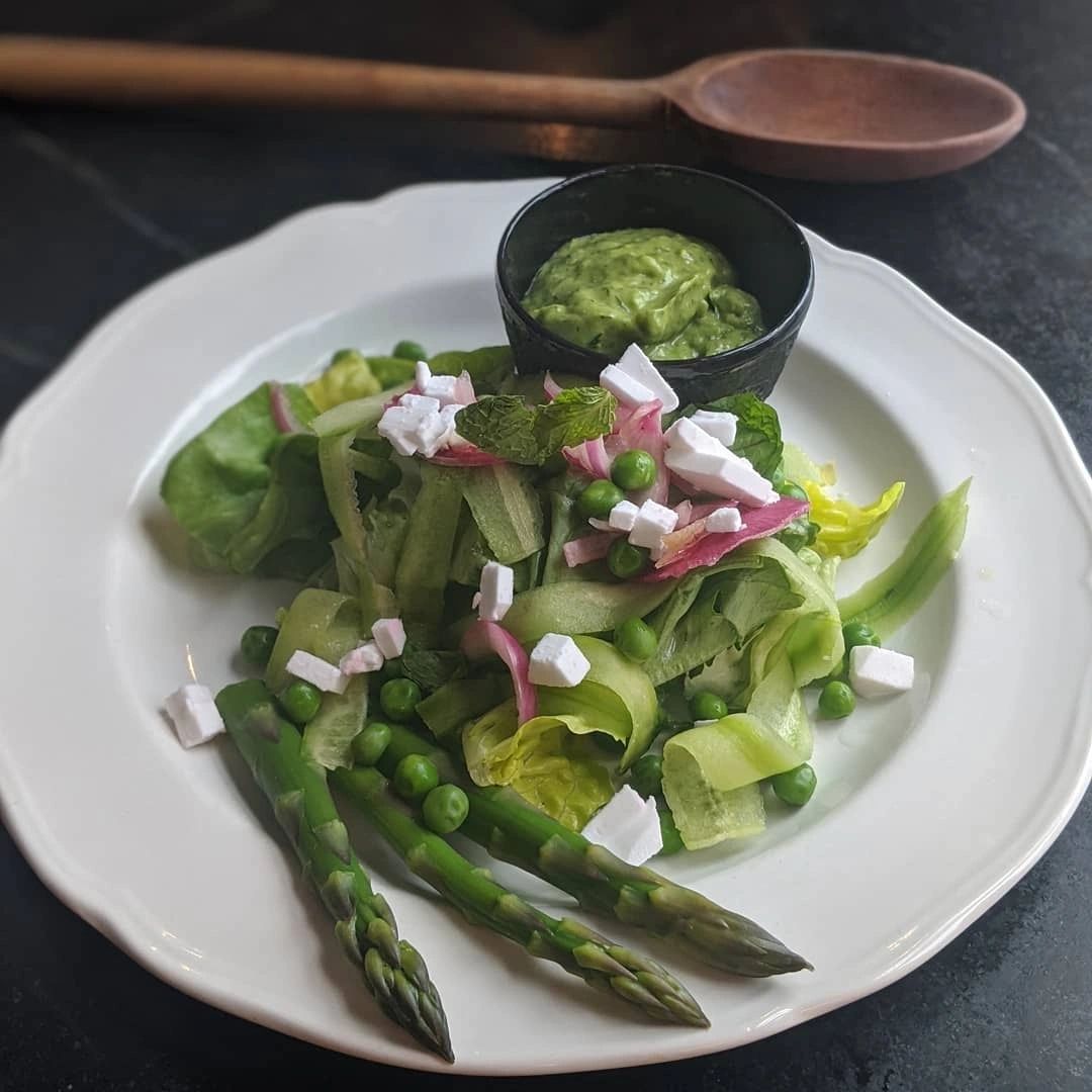 Green salad with asparagus and peas